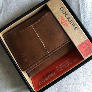 Dockers NIB Extra Capacity Tri-Fold Wallet.